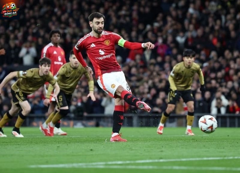 Bruno Fernandes hiện đang là trung tâm các đợt lên bóng của MU